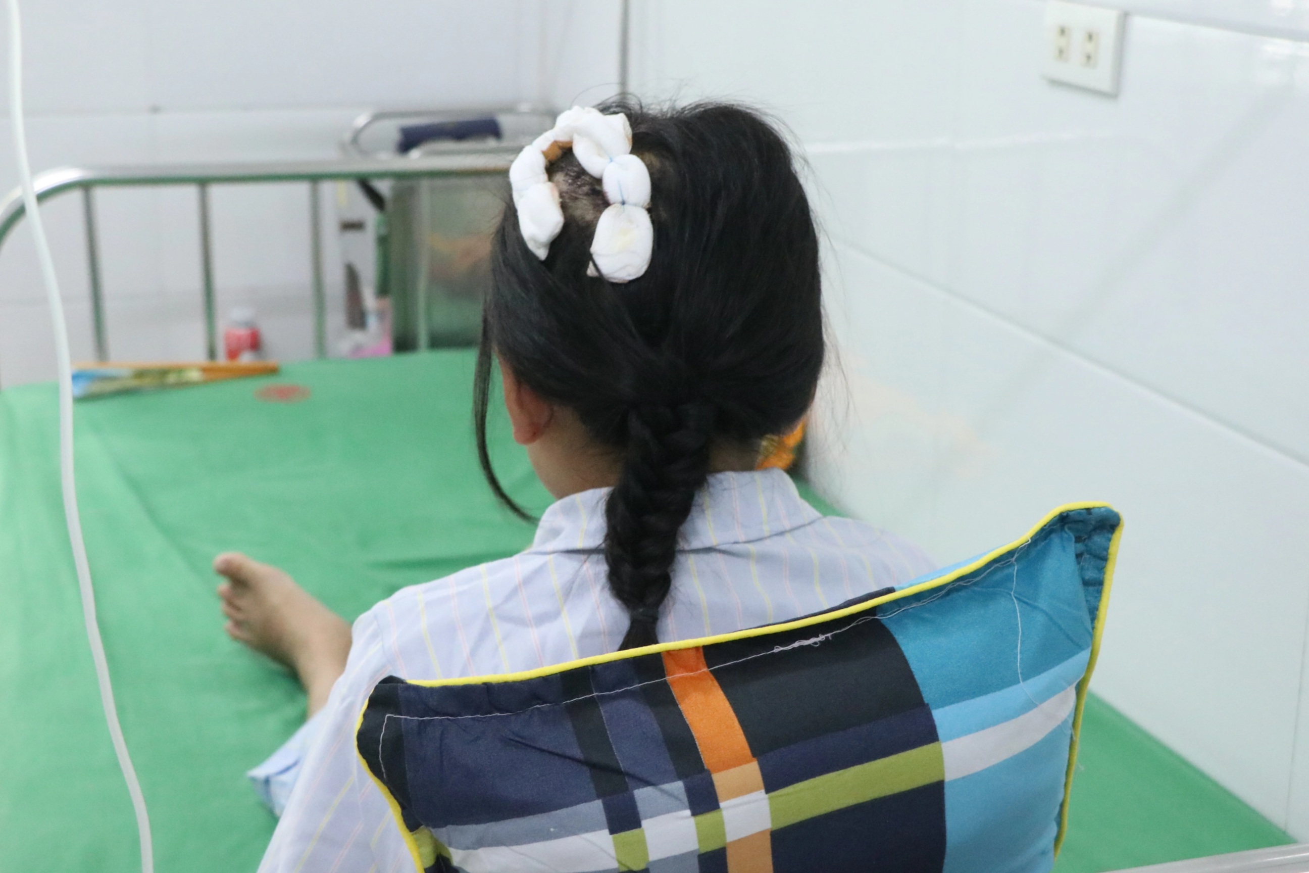 Bố dượng dùng búa đánh vào đầu con riêng của vợ: Một từ “ác” là không đủ