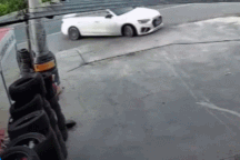 Nổi bật tuần qua: Ô tô bị rơi bánh, cô gái vẫn lái xe đi mà không hay biết