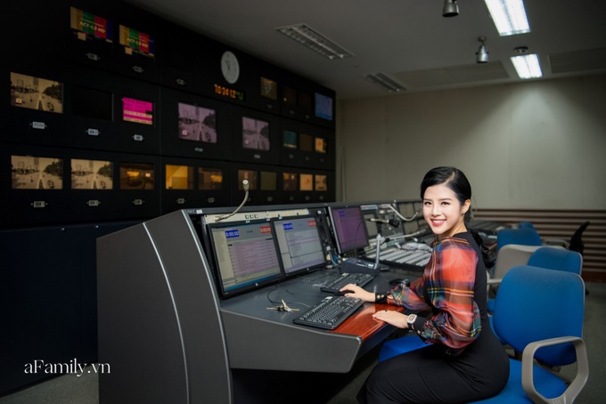 Bí mật lần đầu được bật mí đằng sau hậu trường của một BTV đài VTV24: 1 ngày thay gần chục bộ đồ, đóng máy lúc 6h sáng - Ảnh 5. Bí mật lần đầu được bật mí đằng sau hậu trường của một BTV đài VTV24: 1 ngày thay gần chục bộ đồ, đóng máy lúc 6h sáng - Ảnh 5.