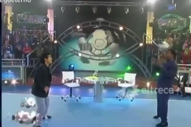 Clip Pele và Maradona chơi bóng chuyền bằng đầu được nhiều dân mạng chia sẻ