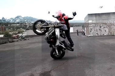 Màn trình diễn mô-tô mạo hiểm khó tin