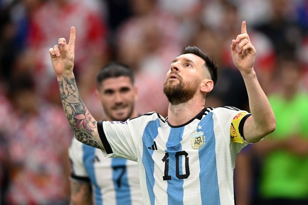 Số 10 huyền thoại: Messi chỉ tay lên trời, Mbappe khoanh tay trước ngực - 1 Số 10 huyền thoại: Messi chỉ tay lên trời, Mbappe khoanh tay trước ngực - 1
