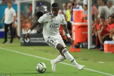 Vừa tới Real Madrid, thần đồng Brazil diễn kịch như Neymar