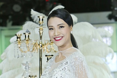 Á hậu Hoàng Oanh trở lại sàn diễn sau chia tay Huỳnh Anh