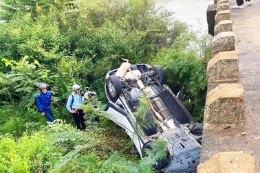 Ô tô rơi khỏi cầu rồi lật ngửa, tài xế thoát chết