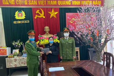 Nhặt được ví tiền, cảnh sát giao thông trả lại cho người đánh mất