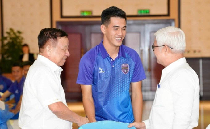 Từ phải qua trái: Ông Nguyễn Văn Lợi - Bí thư tỉnh Bình Dương, cầu thủ Nguyễn Tiến Linh, ông Nguyễn Văn Hùng - Chủ tịch HĐQT- Tổng Công ty Becamex IDC.