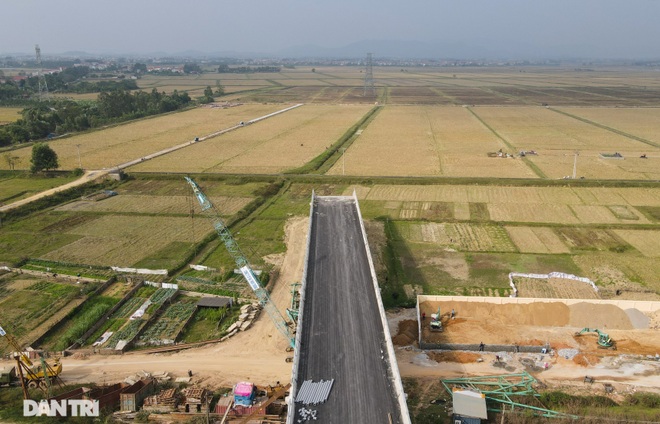 Cầu trăm tỷ đồng vượt sông Cầu xây xong thì đắp chiếu vì thiếu đường dẫn - 6 Cầu trăm tỷ đồng vượt sông Cầu xây xong thì đắp chiếu vì thiếu đường dẫn - 6