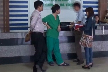 Vụ bác sỹ bị “quây”: Bãi nhiệm chức vụ Phó giám đốc bác sỹ dọa xử phóng viên