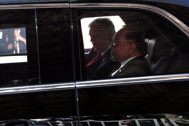 Tổng thống Trump mời Thủ tướng Malaysia lên chuyên xa "Quái thú"