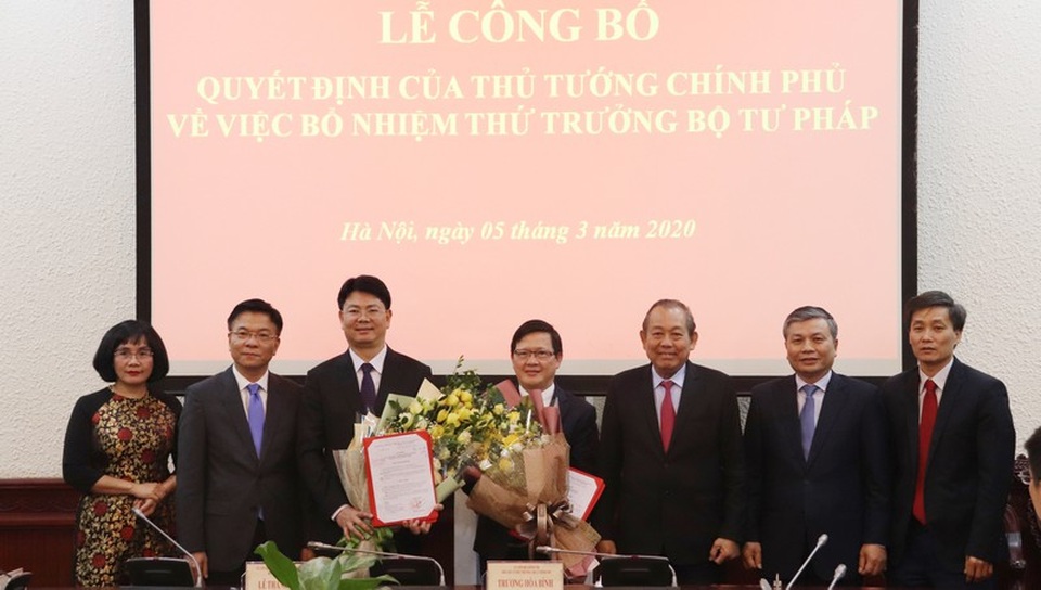 Trao quyết định bổ nhiệm 2 Thứ trưởng Bộ Tư pháp - 1 Trao quyết định bổ nhiệm 2 Thứ trưởng Bộ Tư pháp - 1