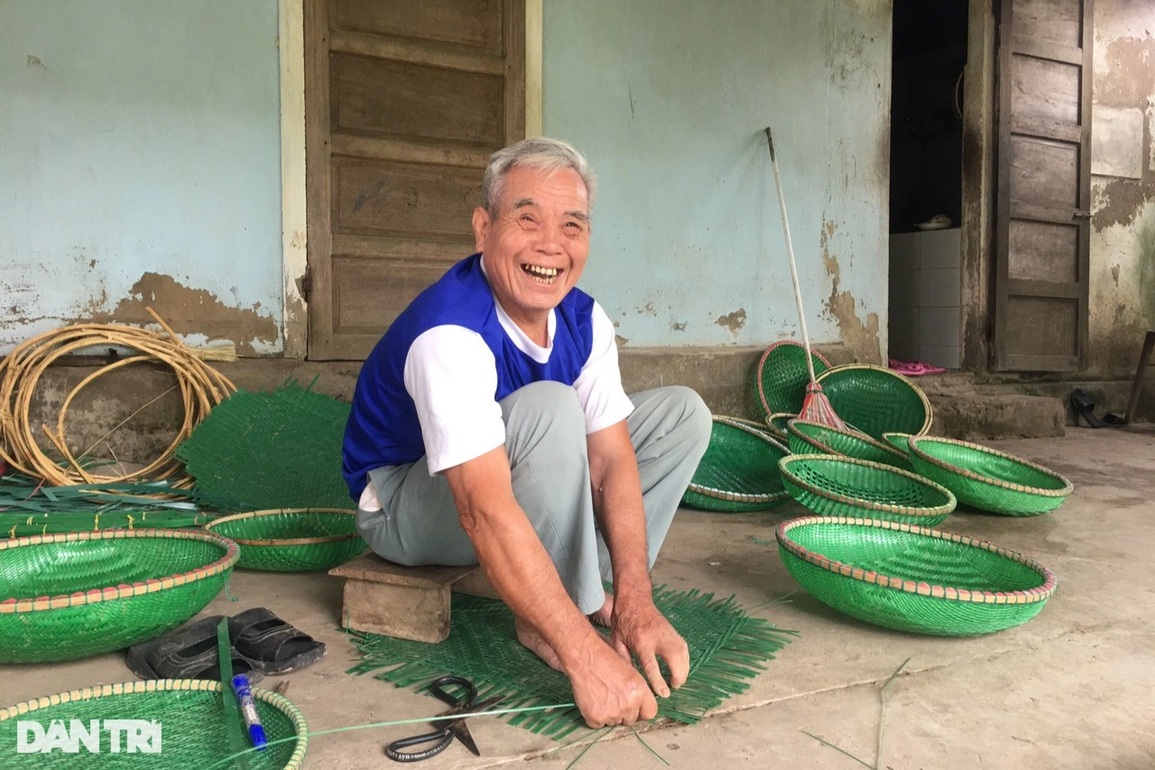 Ông lão thương binh gây bất ngờ khi biến thứ bỏ đi thành vật dụng hữu ích - 5 Ông lão thương binh gây bất ngờ khi biến thứ bỏ đi thành vật dụng hữu ích - 5