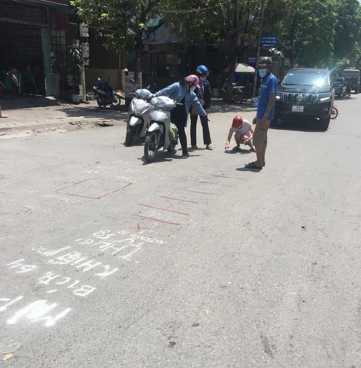Lạ lùng kiểu xí chỗ lấy vé xem chung kết bóng đá nữ Việt Nam - Thái Lan - 3 Lạ lùng kiểu xí chỗ lấy vé xem chung kết bóng đá nữ Việt Nam - Thái Lan - 3
