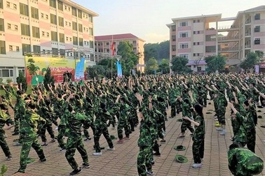 Quá bao bọc con, bố mẹ đang “kìm” khả năng sinh tồn của con