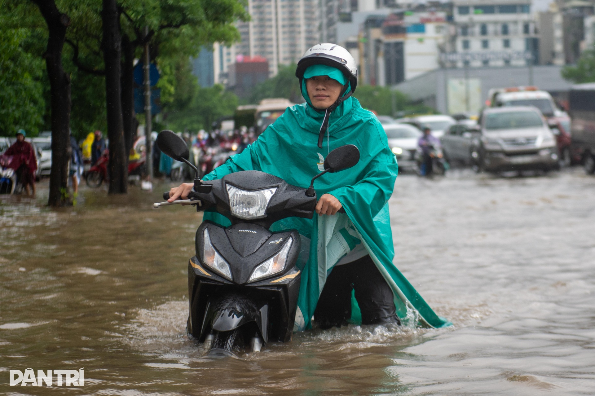 Hà Nội: Nhiều tuyến phố ngập như sông, người dân bì bõm cõng con đến trường - 9 Hà Nội: Nhiều tuyến phố ngập như sông, người dân bì bõm cõng con đến trường - 9