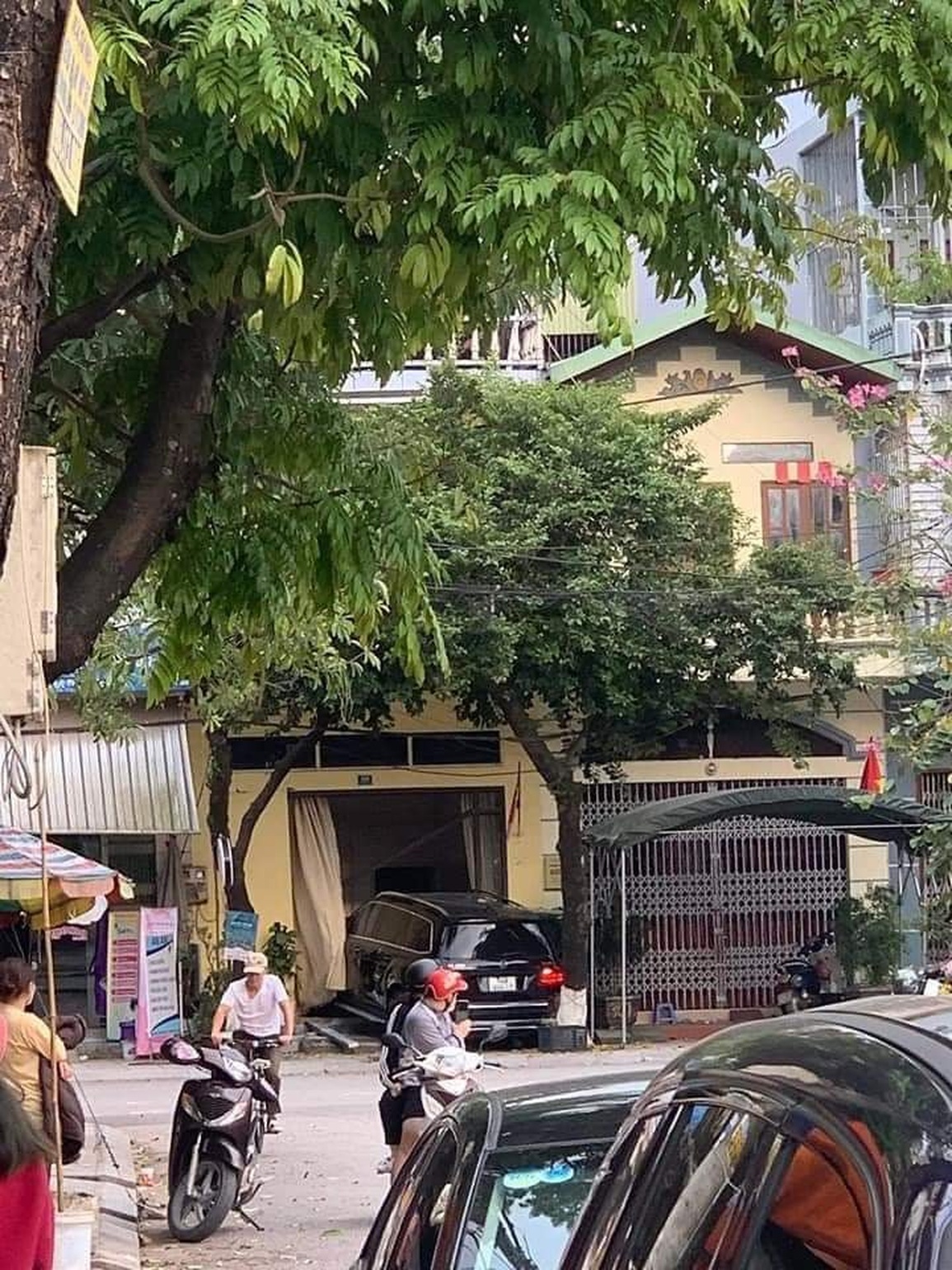 Khởi tố vụ án hình sự tài xế Mercedes đại náo khiến 2 người thương vong - 2 Khởi tố vụ án hình sự tài xế Mercedes đại náo khiến 2 người thương vong - 2