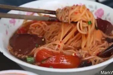 Khách Mỹ thưởng thức ngon lành món bún riêu bình dân