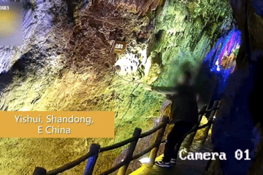 Khách Trung Quốc bẻ thạch nhũ hàng triệu năm tuổi về làm quà