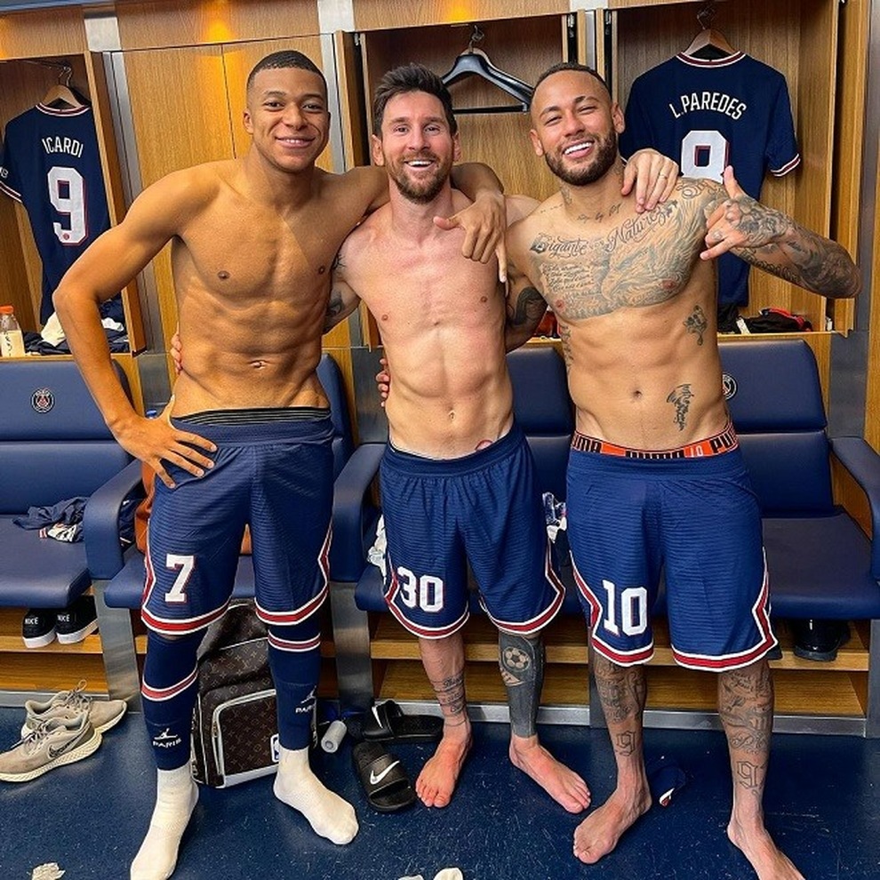 Messi, Neymar và Mbappe gây sốt với màn cởi áo ăn mừng - 2 Messi, Neymar và Mbappe gây sốt với màn cởi áo ăn mừng - 2