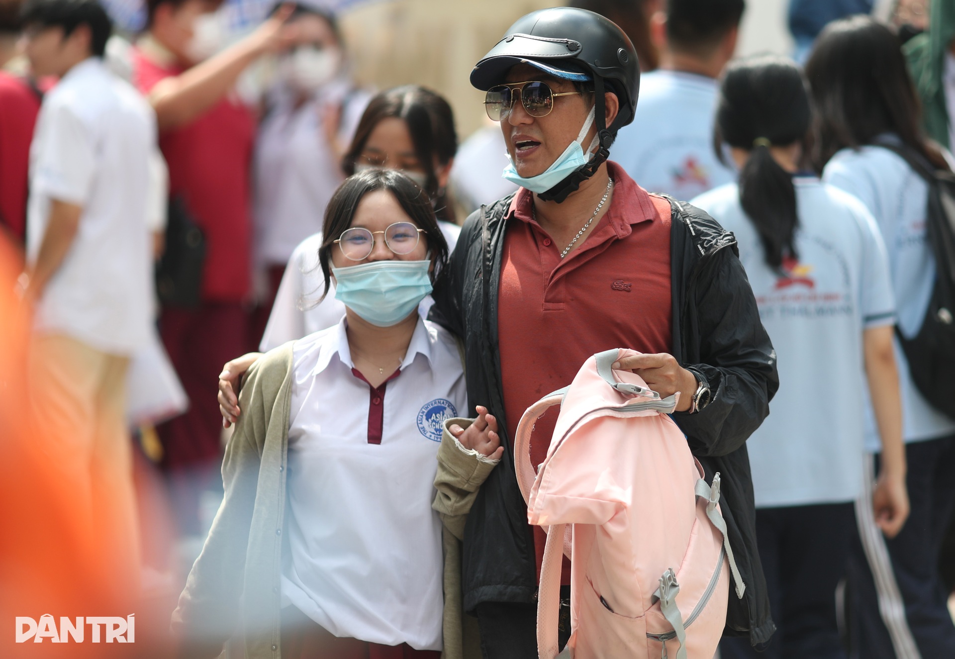 Phụ huynh đứng ngồi không yên trước cánh cửa phòng thi THPT 2023 - 12 Phụ huynh đứng ngồi không yên trước cánh cửa phòng thi THPT 2023 - 12