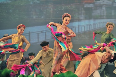 Linh Nga tỏa sáng trong Sen show