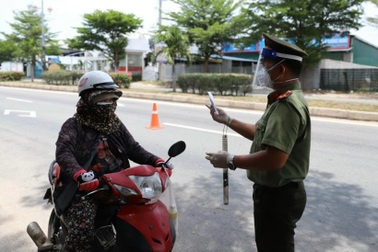 Vì sao Công an Ninh Thuận xử phạt người đi xe máy tự phát về quê?