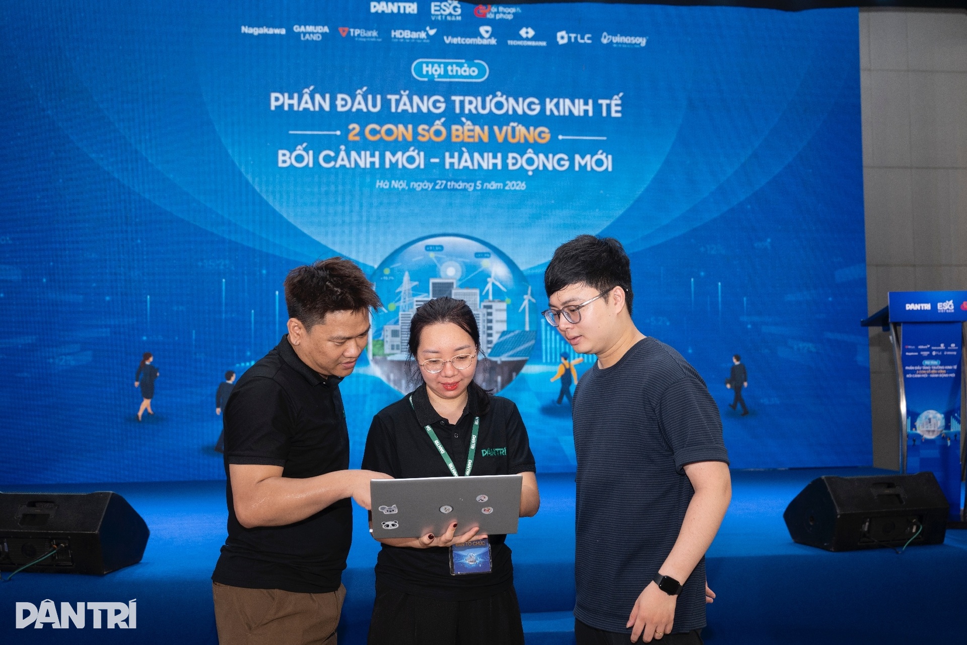 Tất bật chuẩn bị cho hội thảo về tăng trưởng kinh tế 2 con số chiều 27/5 - 2 Tất bật chuẩn bị cho hội thảo về tăng trưởng kinh tế 2 con số chiều 27/5 - 2