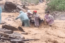 Rùng mình xem cảnh nhóm người vật lộn vượt qua dòng lũ dữ