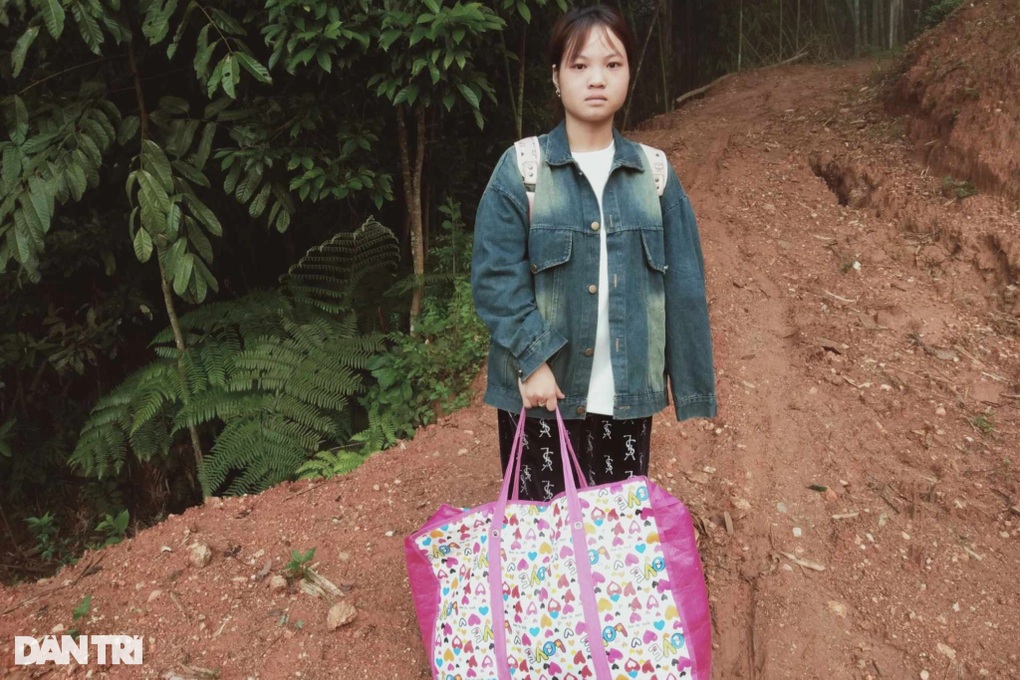 Đại học Đông Đô miễn học phí, tặng sinh hoạt phí nữ sinh 1 tay dân tộc Dao - 3 Đại học Đông Đô miễn học phí, tặng sinh hoạt phí nữ sinh 1 tay dân tộc Dao - 3