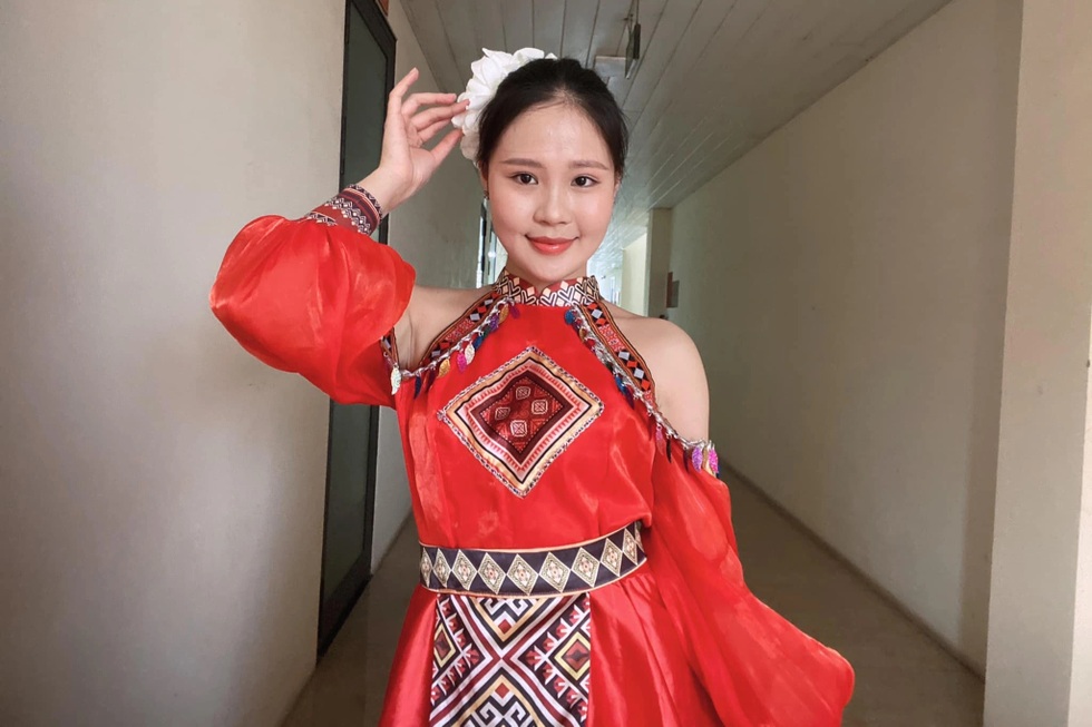 Cô gái xinh đẹp đổi đời nhờ được người lạ nhận nuôi sau một cuộc điện thoại - 1 Cô gái xinh đẹp đổi đời nhờ được người lạ nhận nuôi sau một cuộc điện thoại - 1