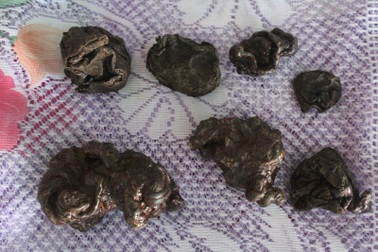 Mổ thịt dê, phát hiện 7 dị vật nghi là “dương bảo”