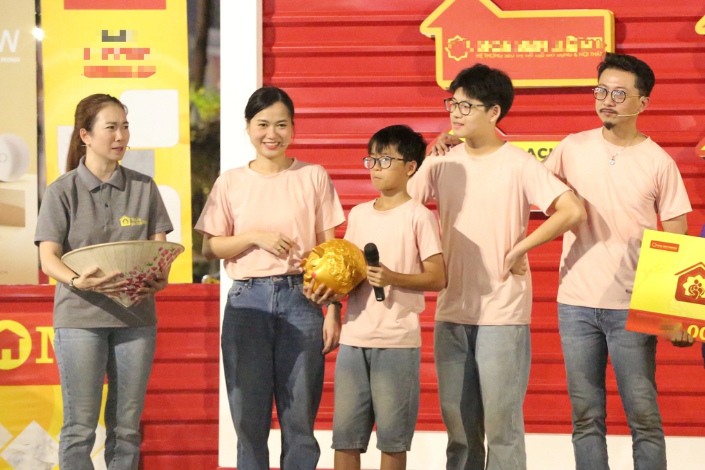 Hai con của Lâm Vỹ Dạ mang heo đất tiết kiệm giúp đỡ hoàn cảnh khó khăn - 1 Hai con của Lâm Vỹ Dạ mang heo đất tiết kiệm giúp đỡ hoàn cảnh khó khăn - 1