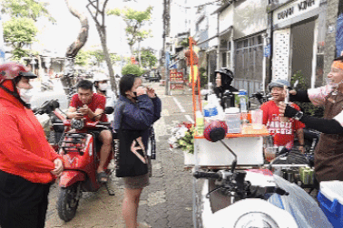 Chủ cà phê vỉa hè khiến dân công sở mỗi sáng sớm mở livestream nghe 2 tiếng