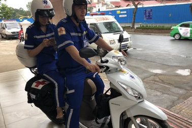 Dùng xe 2 bánh tiếp cận người bệnh cần cấp cứu