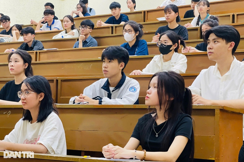 Thí sinh chọn toán, văn áp đảo tại kỳ thi đánh giá năng lực Sư phạm Hà Nội - 1 Thí sinh chọn toán, văn áp đảo tại kỳ thi đánh giá năng lực Sư phạm Hà Nội - 1