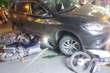 Ô tô tông hàng loạt xe máy, 4 người bị thương