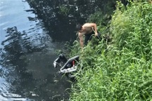 Cảnh sát lặn dưới kênh đen ngòm vớt xe, tìm không thấy người