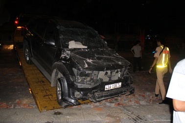 Xe Fortuner gây tai nạn liên tiếp khi đang ra khỏi bãi đỗ