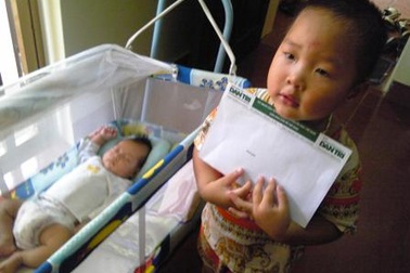 Bé Nhân Bản tiếp tục nhận quà bạn đọc   