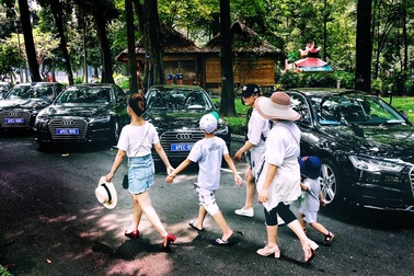 Du khách thích thú ngắm dàn xe phục vụ APEC 2017