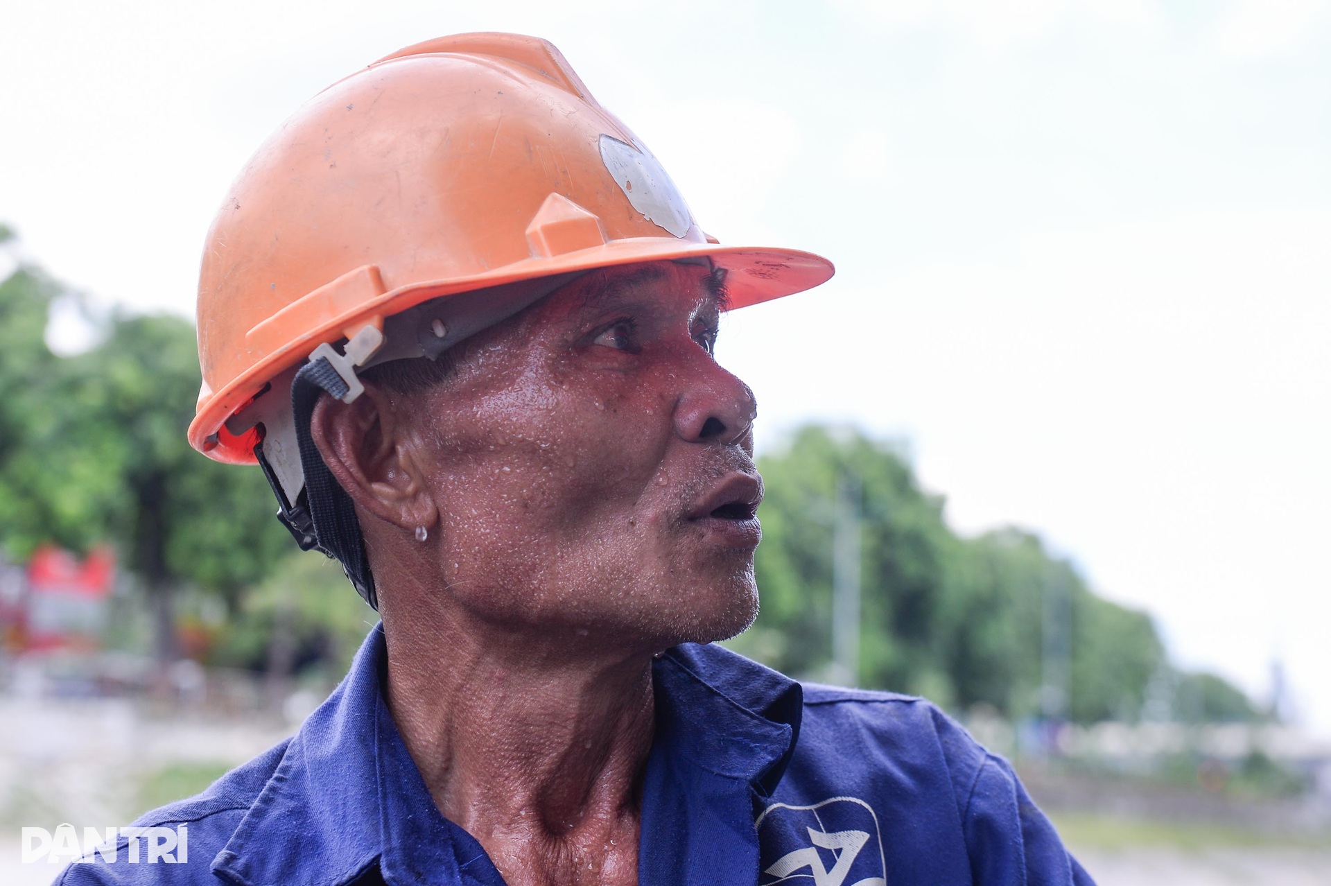Đẫm mồ hôi mưu sinh dưới cái nắng đỉnh điểm gần 50 độ C ở Hà Nội - 11 Đẫm mồ hôi mưu sinh dưới cái nắng đỉnh điểm gần 50 độ C ở Hà Nội - 11