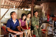Thương ông bà xế chiều còn vài chum tương, phải bán trâu chữa bệnh cho con