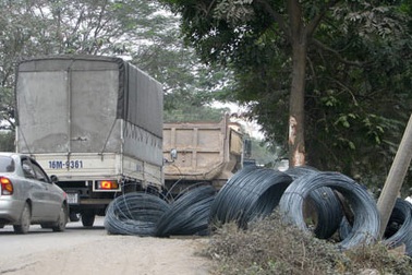 Hàng chục cuộn thép lăn từ ô tô xuống, 1 người chết thảm