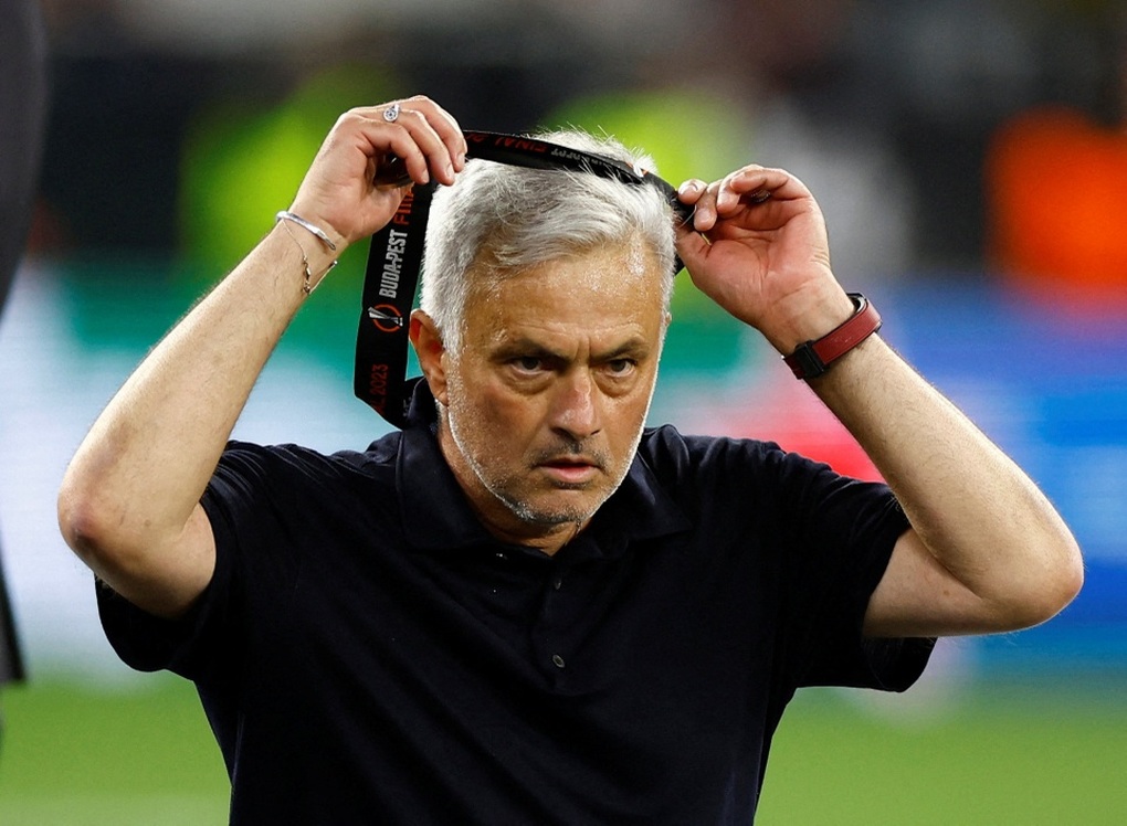 Cãi nhau tay đôi với HLV Mourinho, trọng tài nhận cái kết đắng - 2 Cãi nhau tay đôi với HLV Mourinho, trọng tài nhận cái kết đắng - 2