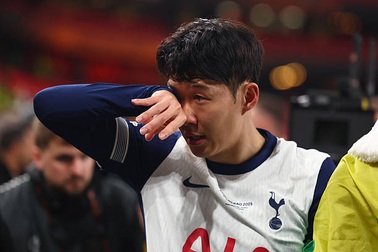Son Heung Min bất ngờ không được trao huy chương vô địch Europa League