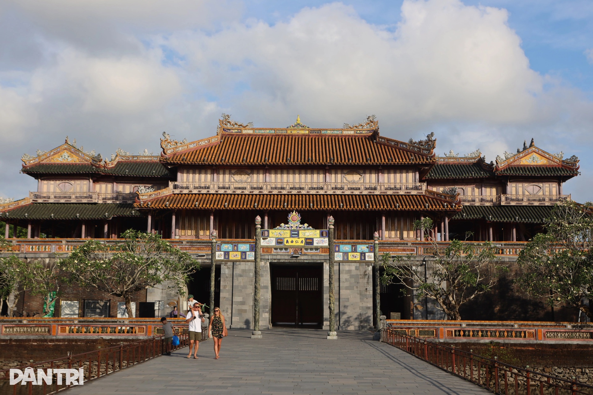 Lầu Ngũ Phụng trên cổng Ngọ Môn Huế xuống cấp, nhiều cột bong tróc lớp sơn - 2 Lầu Ngũ Phụng trên cổng Ngọ Môn Huế xuống cấp, nhiều cột bong tróc lớp sơn - 2