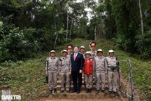 Đại sứ Mỹ Knapper: Đường lên Đồi A Bia đã được dọn sạch bom mìn