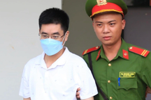 Cựu điều tra viên xách túi tiền rời nhà cựu Phó giám đốc Công an Hà Nội?