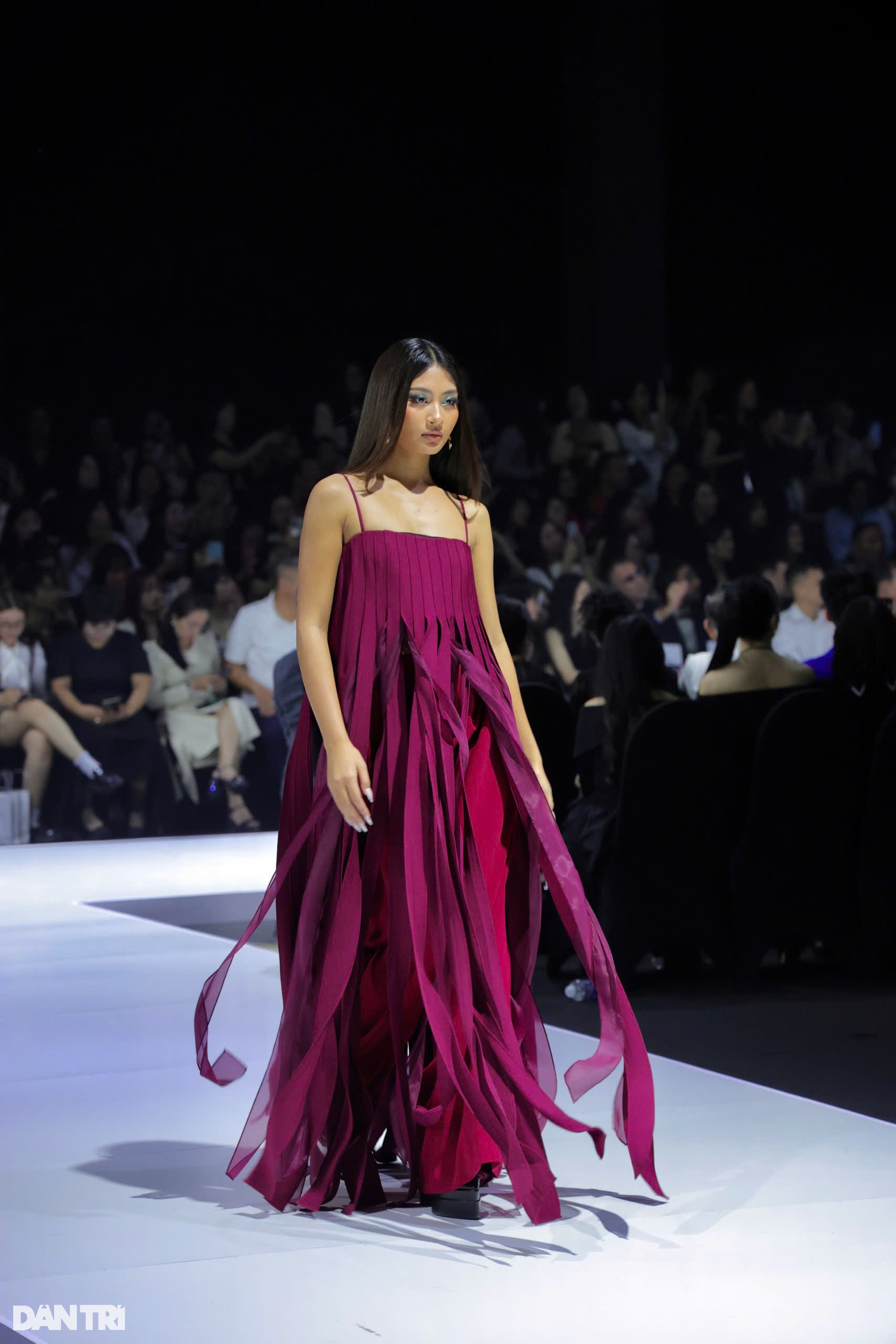 Lan Ngọc - Xuân Tiền nhảy APT., mẹ Đỗ Mạnh Cường bất ngờ đi catwalk - 9 Lan Ngọc - Xuân Tiền nhảy APT., mẹ Đỗ Mạnh Cường bất ngờ đi catwalk - 9