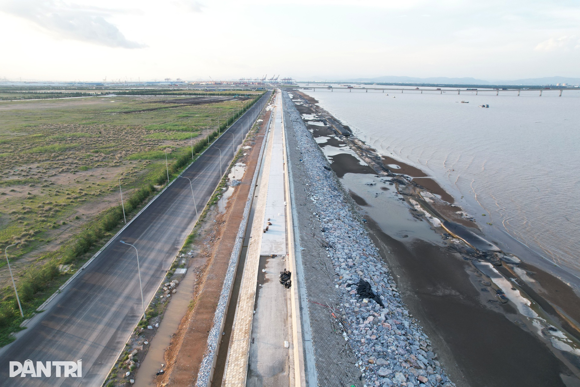 Ngắm tuyến đê biển bảo vệ 2.000ha đất lấn biển ở Hải Phòng sắp hoàn thành - 12 Ngắm tuyến đê biển bảo vệ 2.000ha đất lấn biển ở Hải Phòng sắp hoàn thành - 12